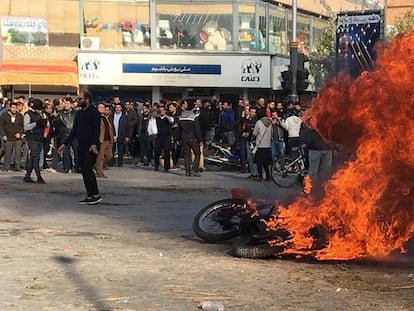 Manifestantes iraníes, en la ciudad de Isfahan, este sábado.