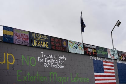 Vista de un muro con diferentes mensajes, algunos en apoyo a Ucrania,en Anchorage, Alaska, este viernes. 