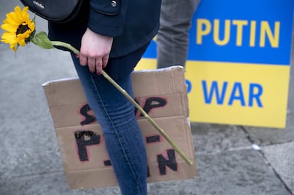 Detalle de una de las manifestaciones de apoyo a los ucranios en Trafalgar Square (Londres).