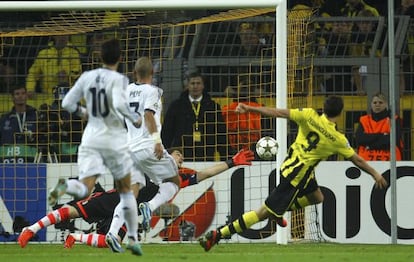 Lewandowski marca el primer gol del Borussia.