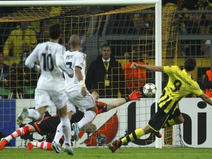 Lewandowski marca el primer gol del Borussia.