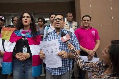 Donny Reyes (centro) representa a uno de los colectivos más atacados en Honduras, la comunidad LGTBI