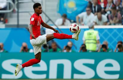 El inglés Marcus Rashford controla el balón, durante el partido para el tercer y cuarto puesto del Mundial de Rusia entre Bélgica e Inglaterra.