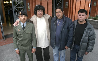 José, rodeado de dos amigos de Neil, David (el militar) y Marco; a la derecha de todos, el primo Stuart, en el Tanatorio Sur de Madrid.