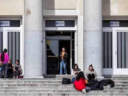 Estudiantes en la Universidad Complutense de Madrid, el pasado febrero.