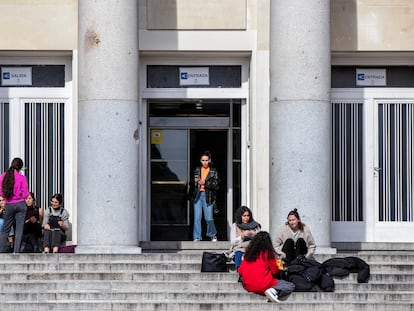 Estudiantes en la Universidad Complutense de Madrid, el pasado febrero.