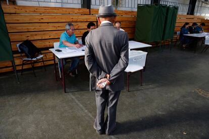 Un hombre espera su turno para votar en un centro electoral de Santiago de Chile.