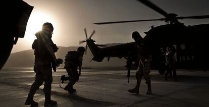 Soldados españoles en 2009, a su llegada al aerpuerto afgano de Qal-i-Naw.