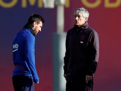 Messi y Setién, durante un entrenamiento del Barcelona.