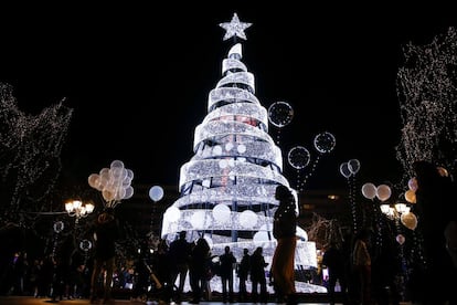 La gente camina cerca del árbol de Navidad colocado en la plaza de Síntagma en Atenas (Grecia), el 12 de diciembre de 2017.