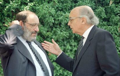 El escritor italiano Umberto Eco, y el portugués, José Saramago, conversan en el Monasterio de Yuste, donde recibieron la medalla de oro de de la Academia Europea de Yuste, en 1998.