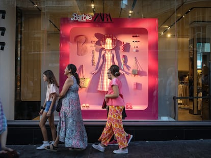 El escaparate de un establecimiento madrileño de Zara decorado con la línea de la marca inspirada en Barbie.