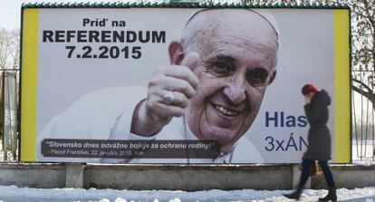 Un cartel con la imagen del Papa anima a los ciudadanos a votar en un referendum para vetar el matrimonio homosexual en Eslovaquia. 