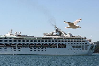 Vista general del buque <i>Sea Princess</i>, que permanece anclado hoy en el puerto Vigo (Pontevedra).