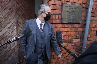 El dimitido líder del Partido Unionista Demócrata, Edwin Poots, abandona este jueves la sede del partido en Belfast.