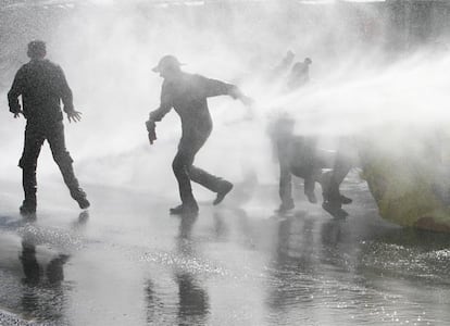 Agentes antidisturbios lanzan agua y gases lacrimógenos contra varios manifestantes en las cercanías de la céntrica plaza de Taksim, donde murieron 34 personas en 1977 tiroteadas por pistoleros sin identificar durante una concentración de más de 750.000 personas.