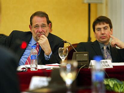 Javier Solana, a la izquierda, y David Held, ayer en el palacio de Pedralbes, en Barcelona.