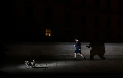 El primer ministro británico, Boris Johnson, sale a correr con su perro Dilyn, en Londres (Reino Unido). El Gobierno británico espera este miércoles recibir el informe sobre el escándalo de las fiestas en Downing Street durante la pandemia, que puede ser determinante para el futuro político del primer ministro.