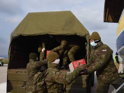 Soldados eslovacos descargan material para hacer frente al coronavirus, este miércoles. 
