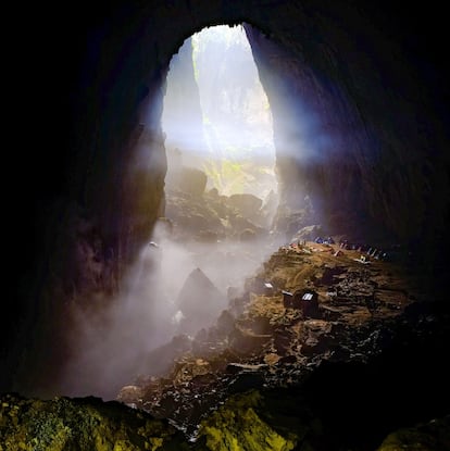 La cueva Son Doong. Con un volumen de 38,5 millones de metros cúbicos, esta inmensa gruta ubicada en Vietnam está considerada la más grande del planeta. Su cámara principal mide nueve kilómetros de largo y tiene una cavidad de 200 metros de alto y 150 de ancho. Su tamaño es tal que en su interior cabría un rascacielos. La cueva está en el parque nacional Phong Nha-Ke Bang (patrimonio de la Unesco desde 2003). Para adentrarse hay que descender una media de 80 metros. En la imagen, entrada de la cueva Son Doong, en Vietnam.