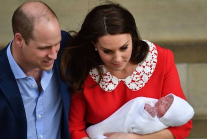 Kate Middleton y Guillermo, este 23 de abril, al salir del hospital tras el alumbramiento de su tercer hijo.
