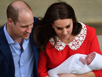 Kate Middleton y Guillermo, este 23 de abril, al salir del hospital tras el alumbramiento de su tercer hijo.