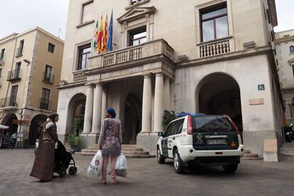 Els agents de la Guàrdia Civil estan escorcollant els ajuntaments de Figueres (a la imatge) i Lloret de Mar (Girona), així com els de Sant Celoni i Sant Cugat del Vallès (Barcelona), i el domicili de l'extresorer de CDC Daniel Osàcar.