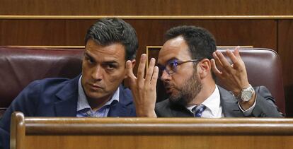 Pedro Sánchez y Antonio Hernando durante el pleno del Congreso de este martes.
