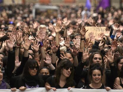 Miles de personas se manifiestan en Pamplona el 28 de abril 2018 en contra de la sentencia de La Manada.