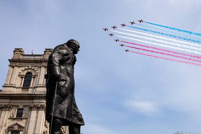 El escuadrón de los Flechas Rojas sobrevuela este viernes la estatua de Winston Churchill en Londres.