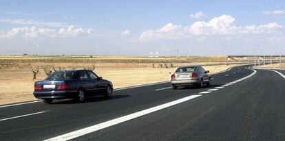 Dos veh&iacute;culos circulan por la autopista AP-36