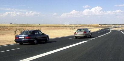 Dos vehículos circulan por la autopista AP-36