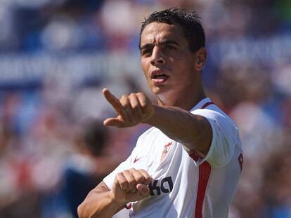 Ben Yedder celebra uno de sus goles al Levante.