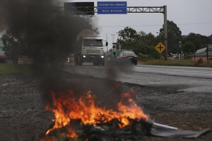 Manifestantes também atearam fogo em objetos na rodovia para impedir que a caravana de Lula chegasse à cidade de São Miguel do Oeste, Santa Catarina.