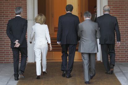 De izquierda a derecha, Antonio Camacho, Elena Salgado, José Luis Rodríguez Zapatero, José Blanco y Manuel Chaves, en La Moncloa.