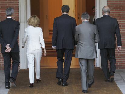 De izquierda a derecha, Antonio Camacho, Elena Salgado, José Luis Rodríguez Zapatero, José Blanco y Manuel Chaves, en La Moncloa.