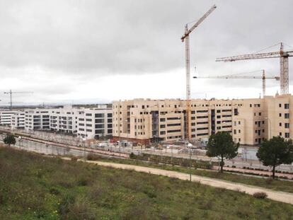 Grúas en las obras de construcción de bloques de viviendas nueva en el PAU Arroyo del Fresno de Madrid.