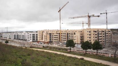 Grúas en las obras de construcción de bloques de viviendas nueva en el PAU Arroyo del Fresno de Madrid.