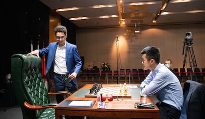 Caruana llega a la mesa donde se enfrentará a Ding en la cuarta de las trece rondas previstas