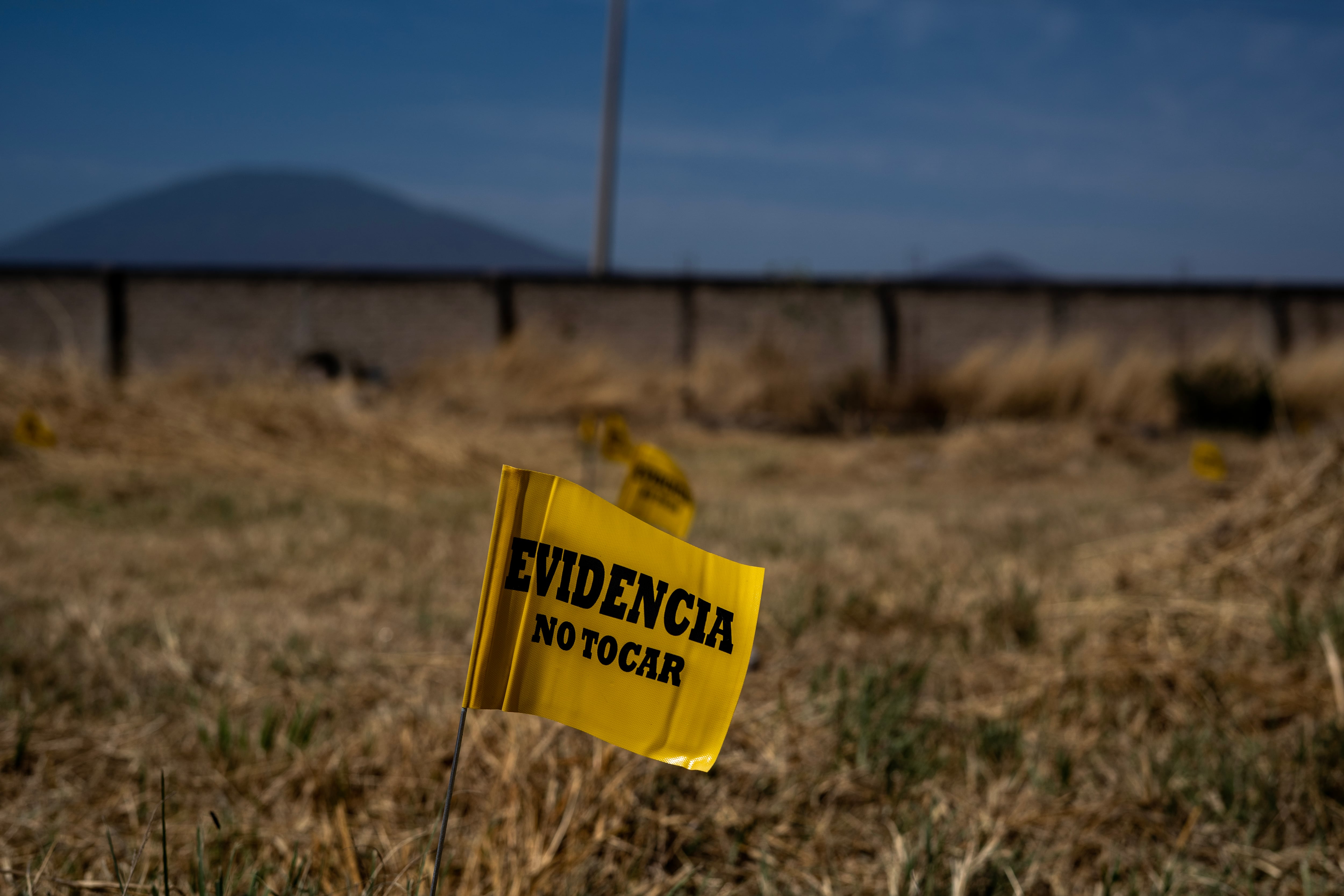 Banderolas colocadas en los sitios donde se están buscando restos humanos. 