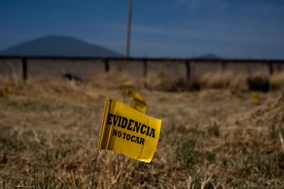 A lo largo del rancho se han colocado banderolas que indican los posibles lugares con rastros de restos humanos. 