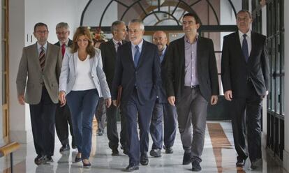 José Antonio Griñán, en el centro, a su llegada al Parlamento andaluz.