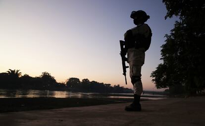 Guardia Nacional frente al río Suchiate