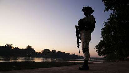 Un Guardia Nacional frente al río Suchiate, en la frontera con Guatemala, en enero de 2021.