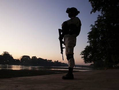 Un Guardia Nacional frente al río Suchiate, en la frontera con Guatemala, en enero de 2021.