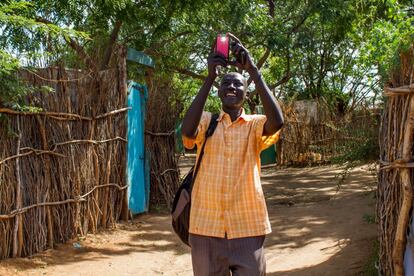 Peter es de origen sursudanés, una minoría dentro de Dadaab. Pastor anglicano, casado y con dos hijas, asegura que el racionamiento de alimentos que reciben es menor que antes. Para su unidad familiar, compuesta por cuatro personas, recibe 25 kilos de maíz cada 15 días.