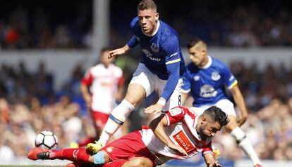 Álvaro dispita el balón con Barkley.