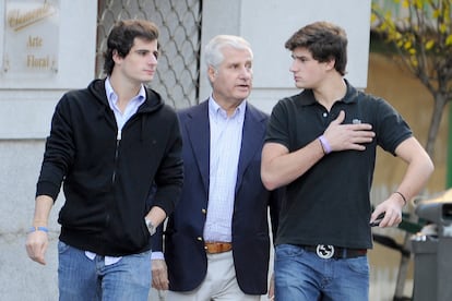 Carlos Fitz-James Stuart, en una foto de archivo con sus dos hijos, Fernando y Carlos. 