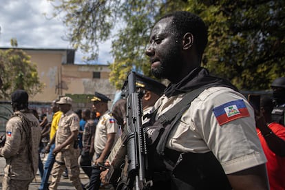 Policía de Haití en las calles de Puerto Príncipe.