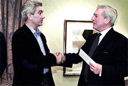 Basilio Baltasar entrega el Premio Bartolomé March a Mario Vargas Llosa, ayer, en Barcelona.
